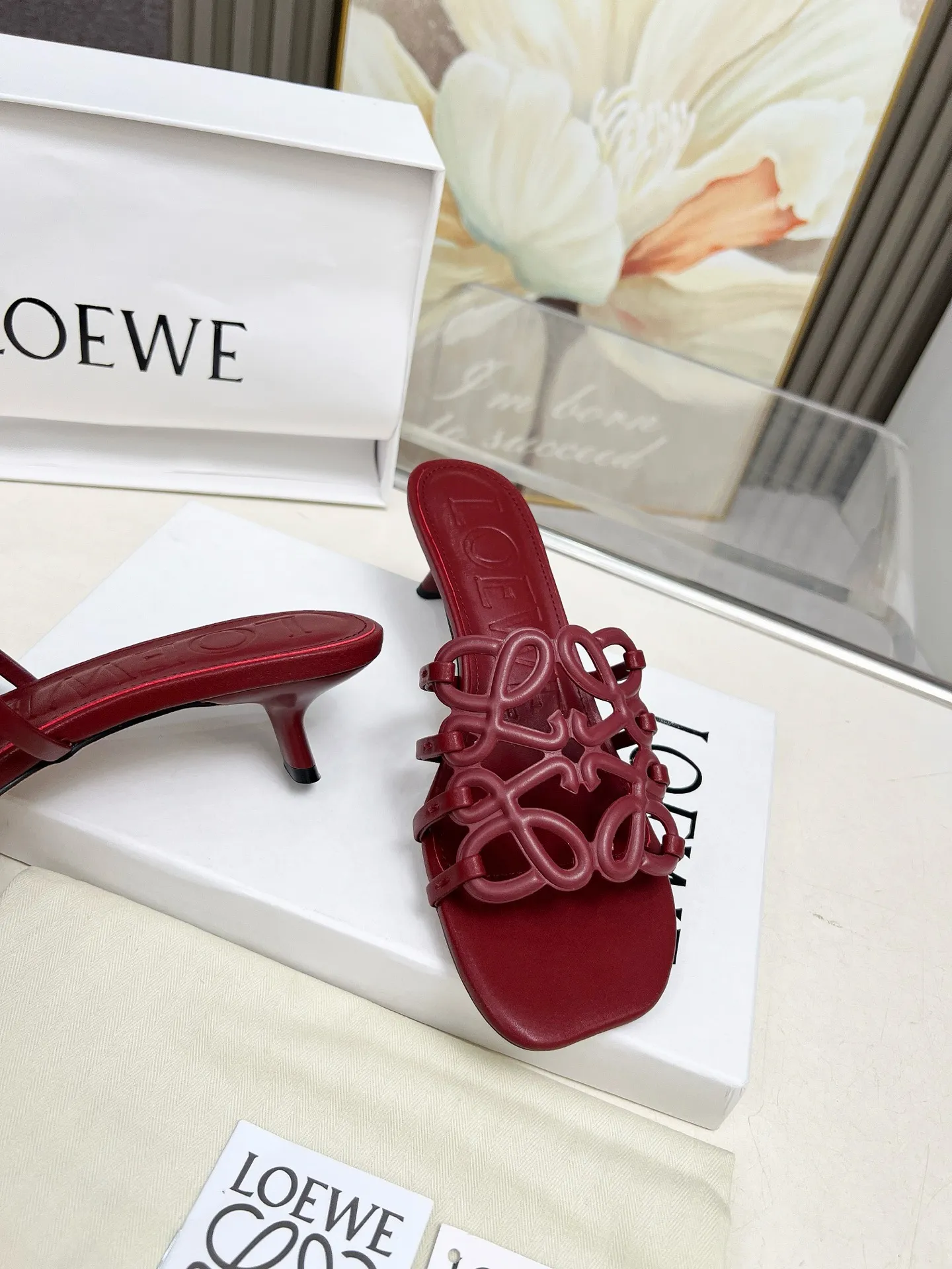 👟👟Ex-factory price 500👟👟 LOEWE 2025 SS summer limited edition hollow slippers, it is a very comprehensive noble fashion brand, highly recommended to all little fairies.   1⃣️Material: Imported cowhide 2⃣️Inner lining: Imported Italian lambskin, super soft and delicate 3⃣️Outsole: Imported Italian original original color genuine leather outsole Heel height 4.5 4⃣️Code number: 35 to 39 (40.41.42.43. Customized)